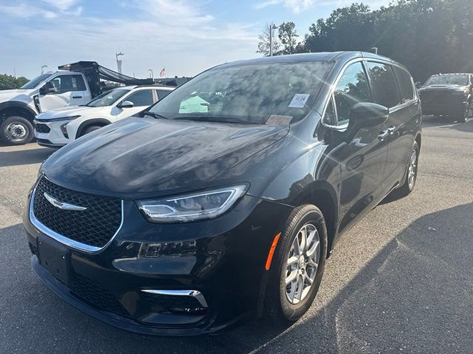 Used 2026 Chrysler Pacifica Select FWD image 2