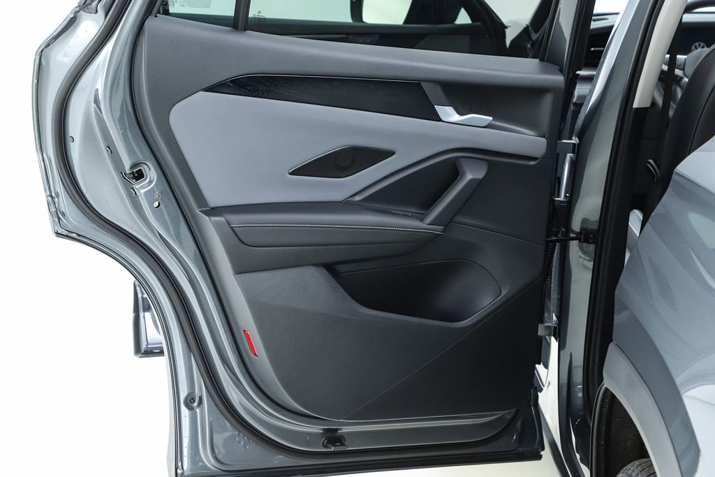 New 2026 Volkswagen Tiguan SE image 17