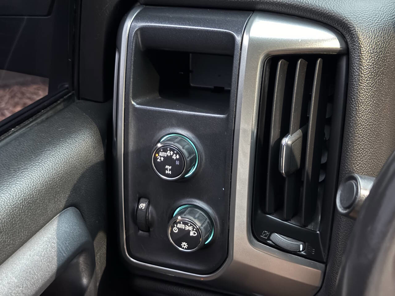 Used 2018 Chevrolet Silverado 1500 LT image 23