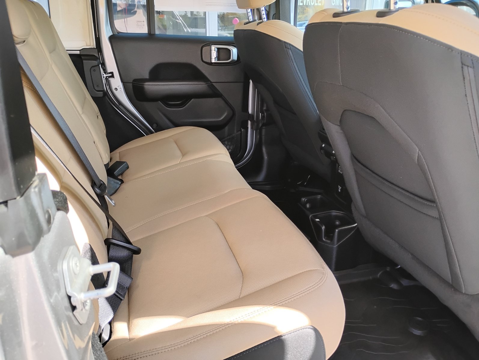Used 2018 Jeep Wrangler Unlimited Sahara AWD/4WD image 26