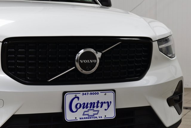 Used 2025 Volvo XC40 B5 Plus image 11