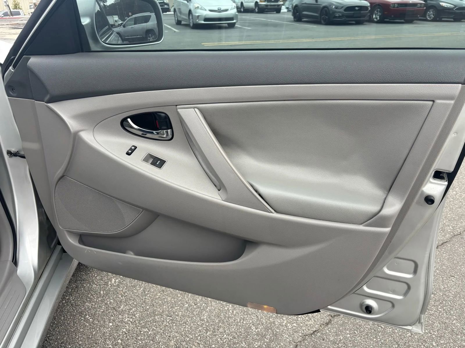 Used 2010 Toyota Camry LE image 9