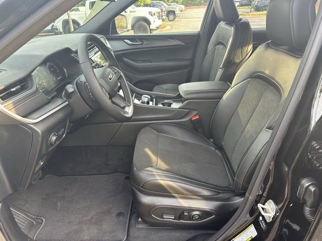 New 2025 Jeep Grand Cherokee L Altitude image 9