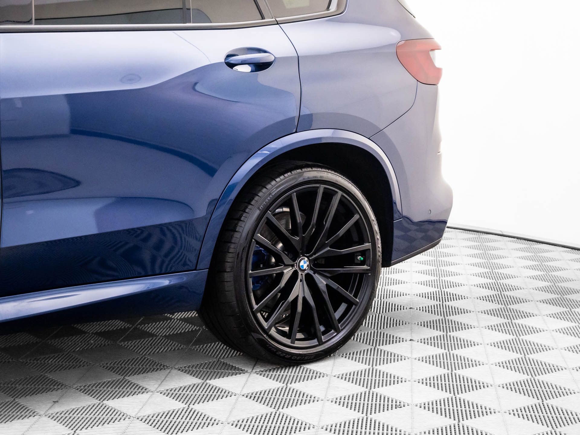 Used 2021 BMW X5 M50i image 36