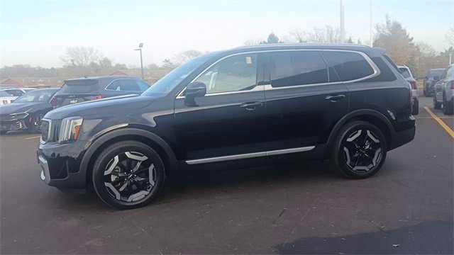 Used 2023 Kia Telluride EX w/ EX Captain's Chair Package image 7