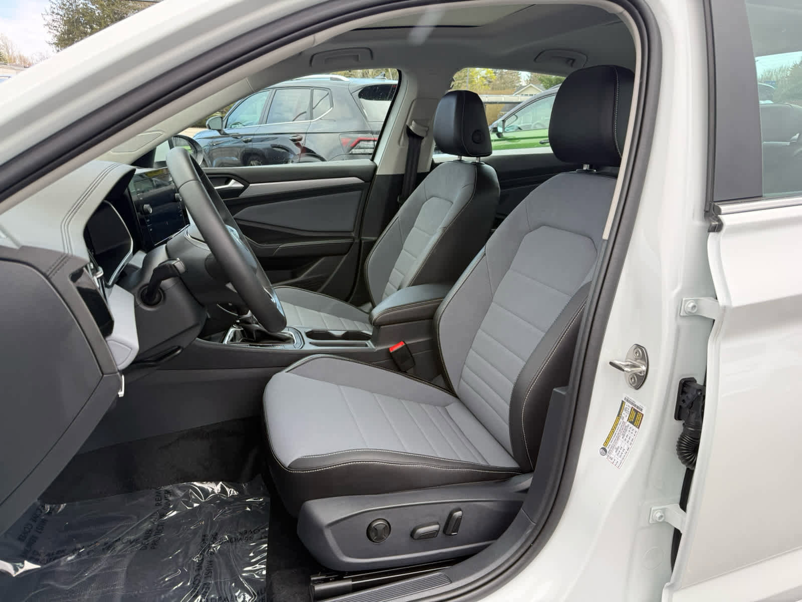 Used 2026 Volkswagen Jetta SE FWD image 18