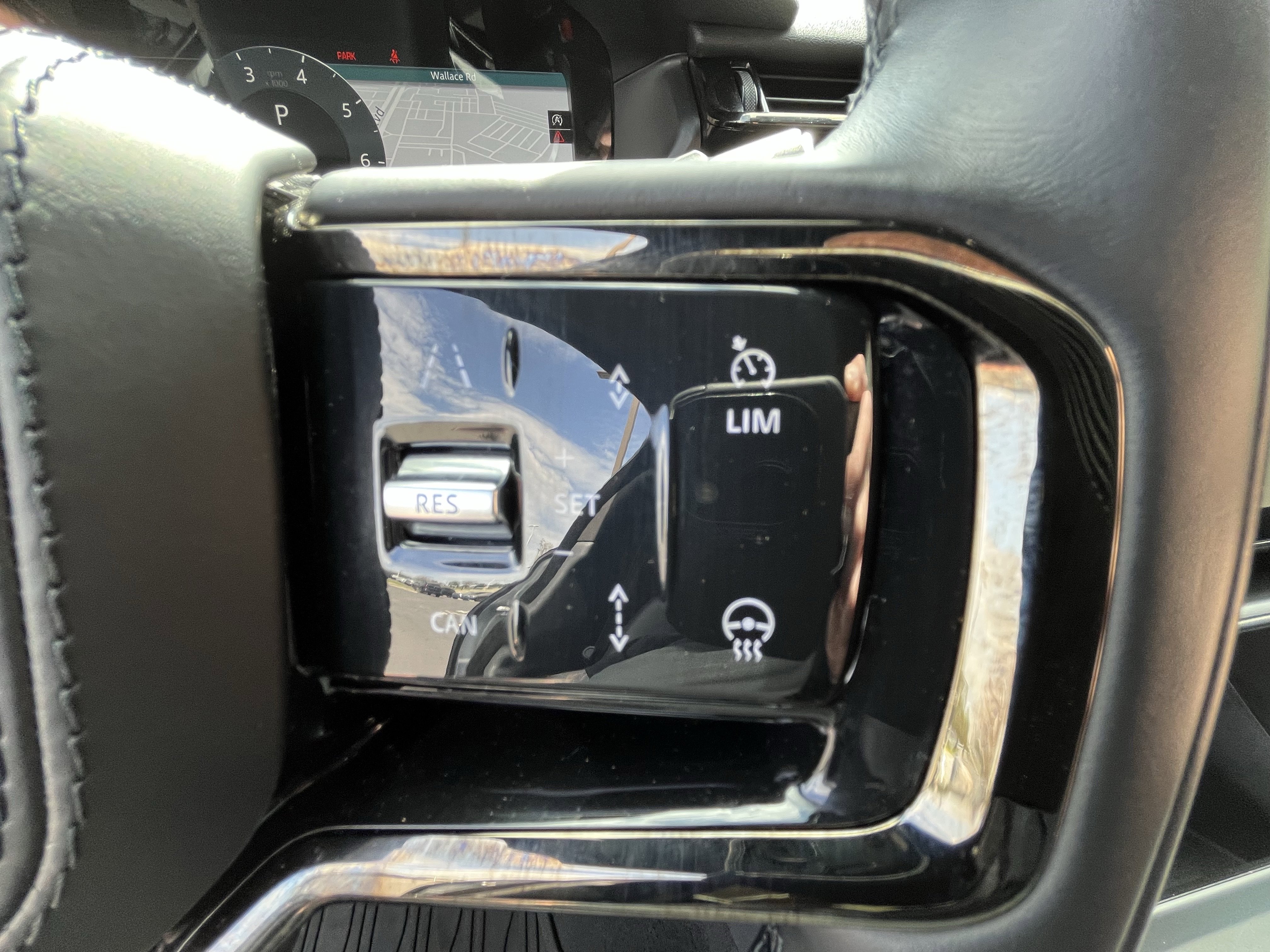 Certified 2025 Land Rover Range Rover Velar Dynamic SE AWD/4WD image 19