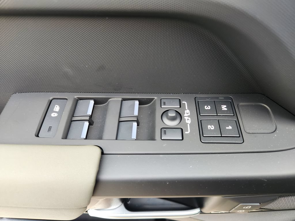 New 2026 Land Rover Defender 110 X-Dynamic SE AWD/4WD image 18
