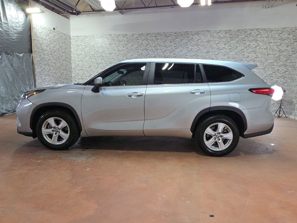 Used 2023 Toyota Highlander LE image 4