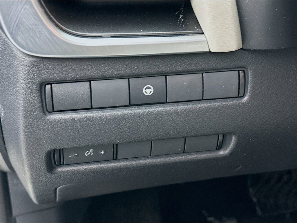 Used 2021 Nissan Rogue SV image 16