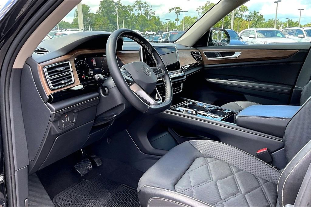 Certified 2024 Volkswagen Atlas SE w/ Black Wheel Package FWD image 14