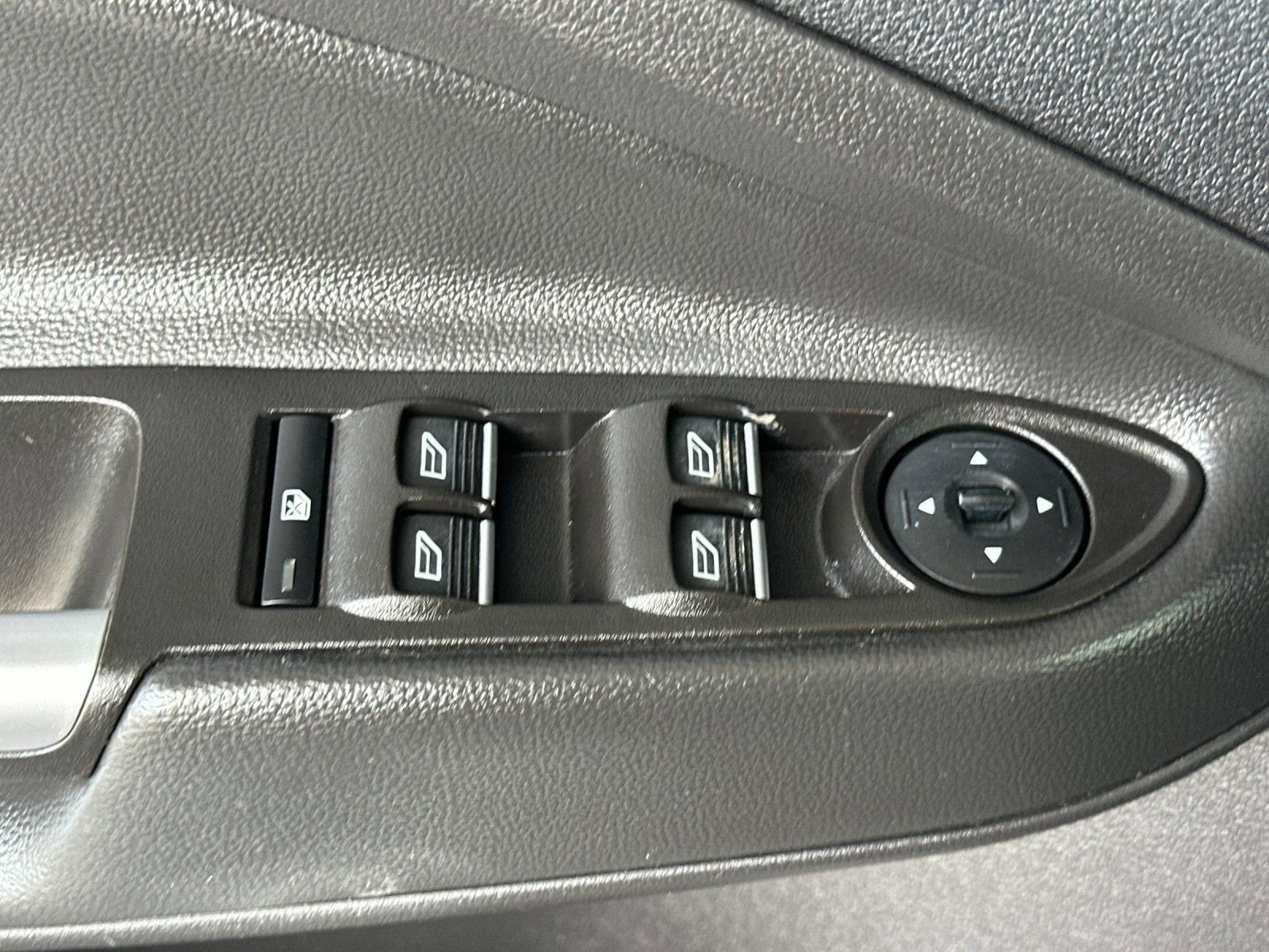 Used 2017 Ford C-MAX Energi Titanium w/ Equipment Group 501A image 13