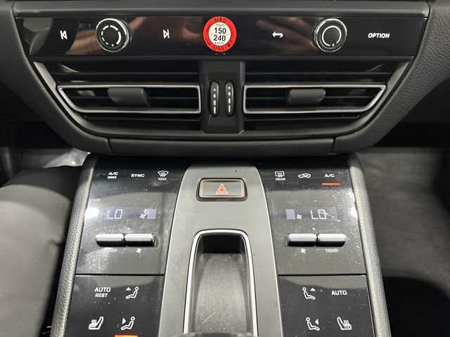 Used 2024 Porsche Macan AWD/4WD image 25