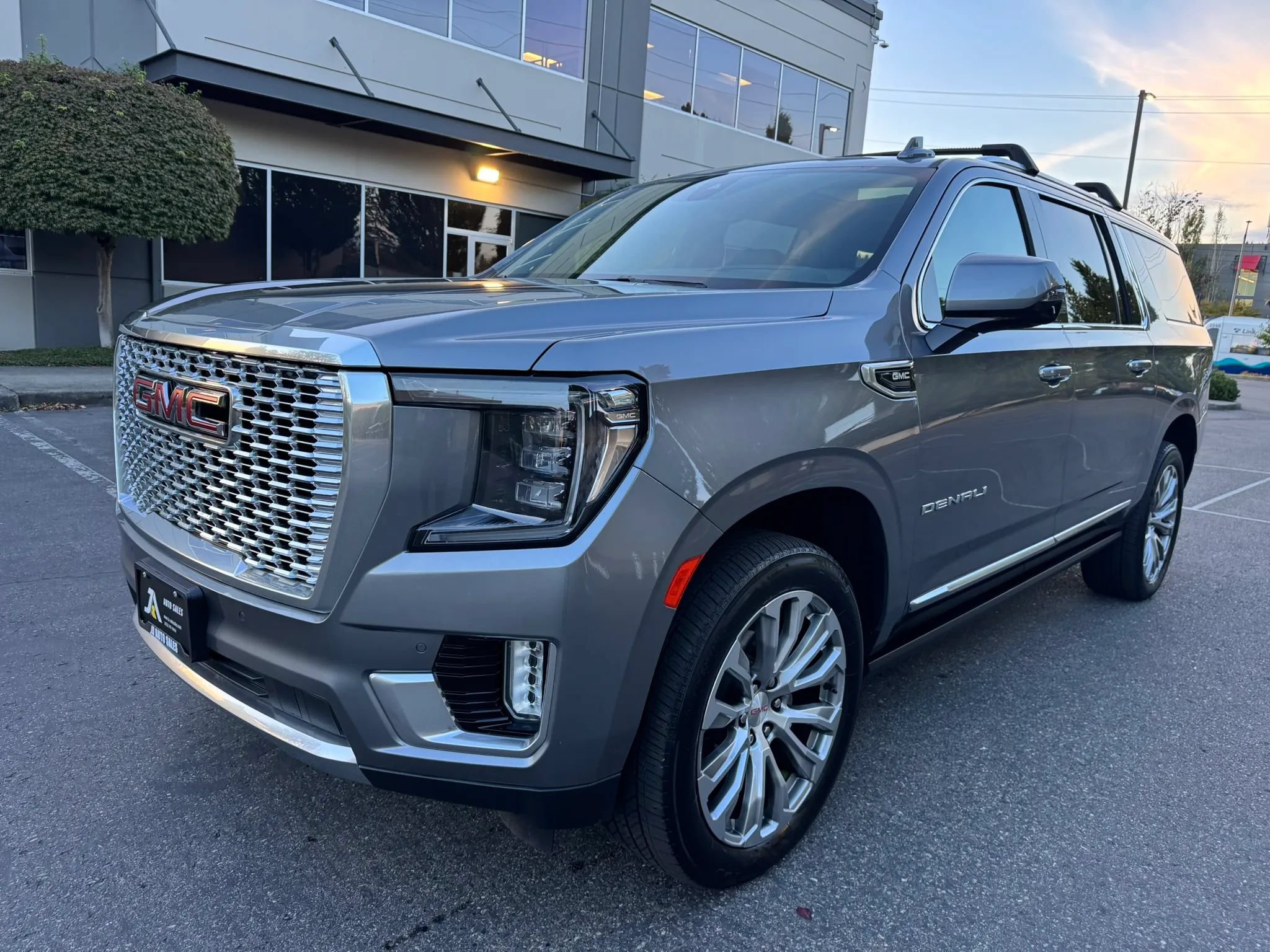 Used 2021 GMC Yukon XL Denali w/ Denali Premium Package AWD/4WD image 4