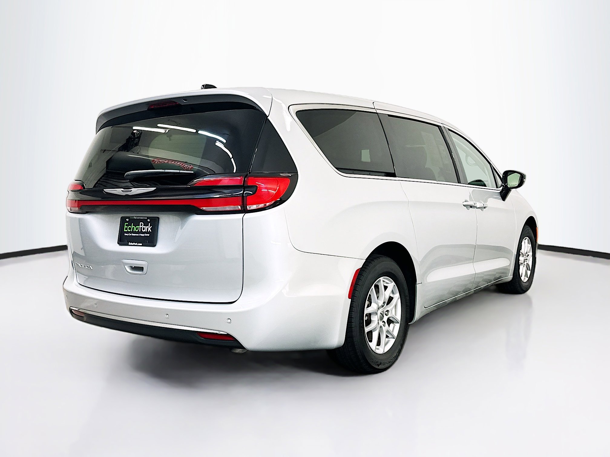 Used 2024 Chrysler Pacifica Touring-L FWD image 9