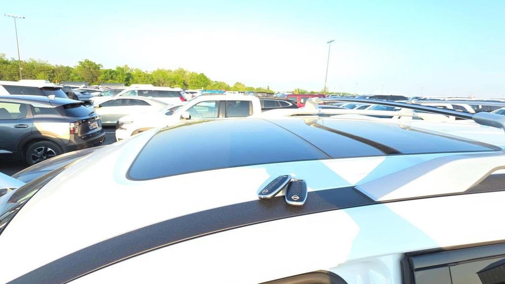 Used 2025 Nissan Pathfinder Platinum FWD image 12
