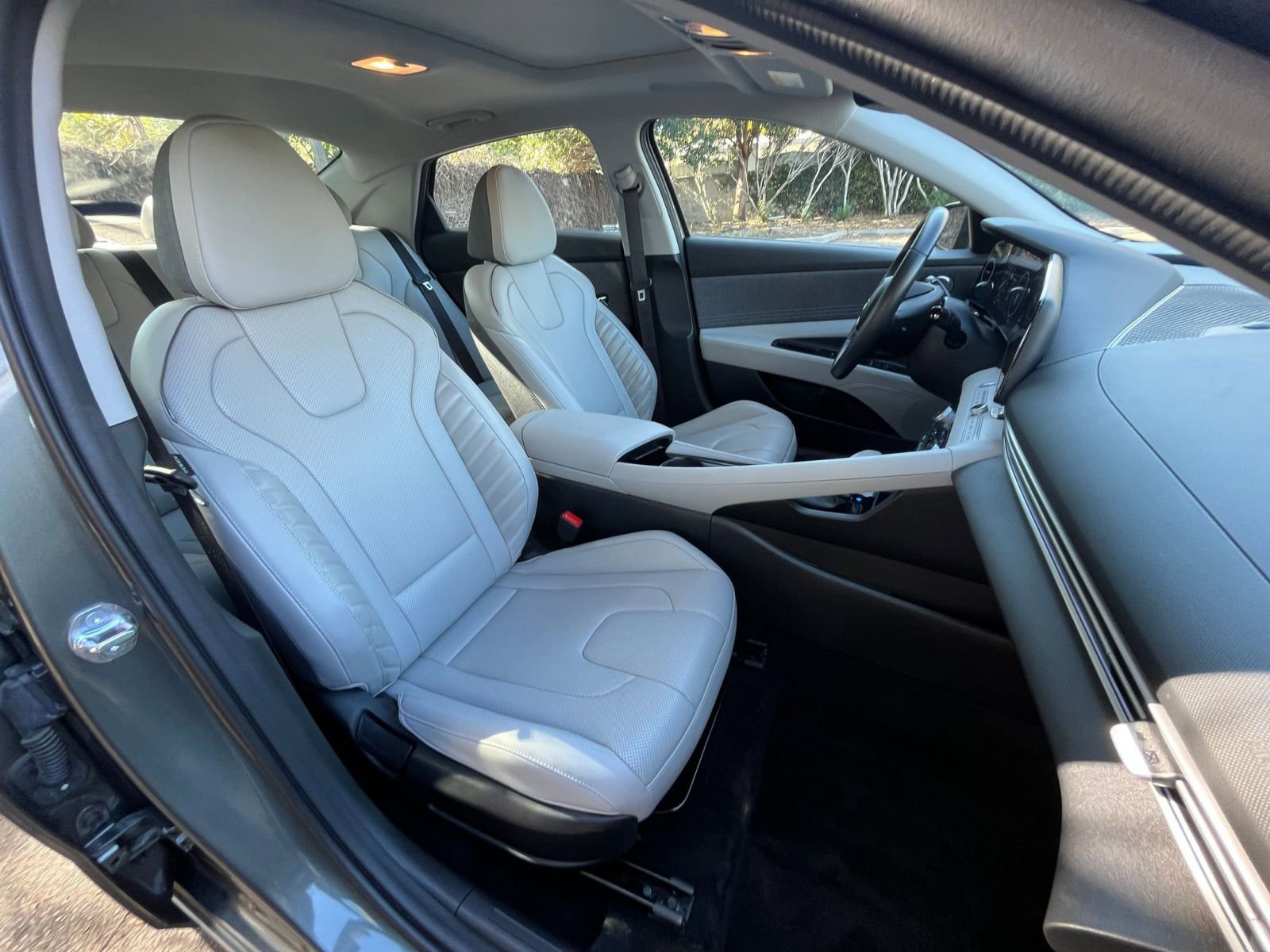 Used 2025 Hyundai Elantra Limited image 35