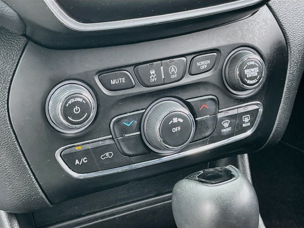 Used 2021 Jeep Cherokee Latitude Plus FWD image 15