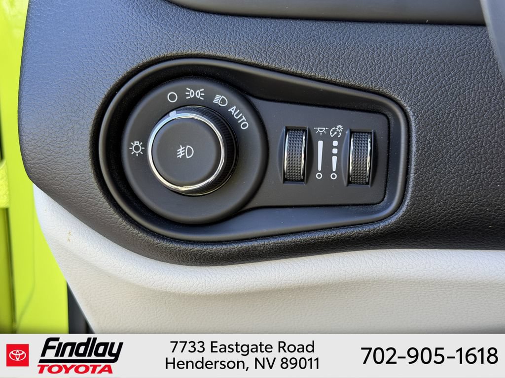 Used 2018 Jeep Renegade Latitude AWD/4WD image 22
