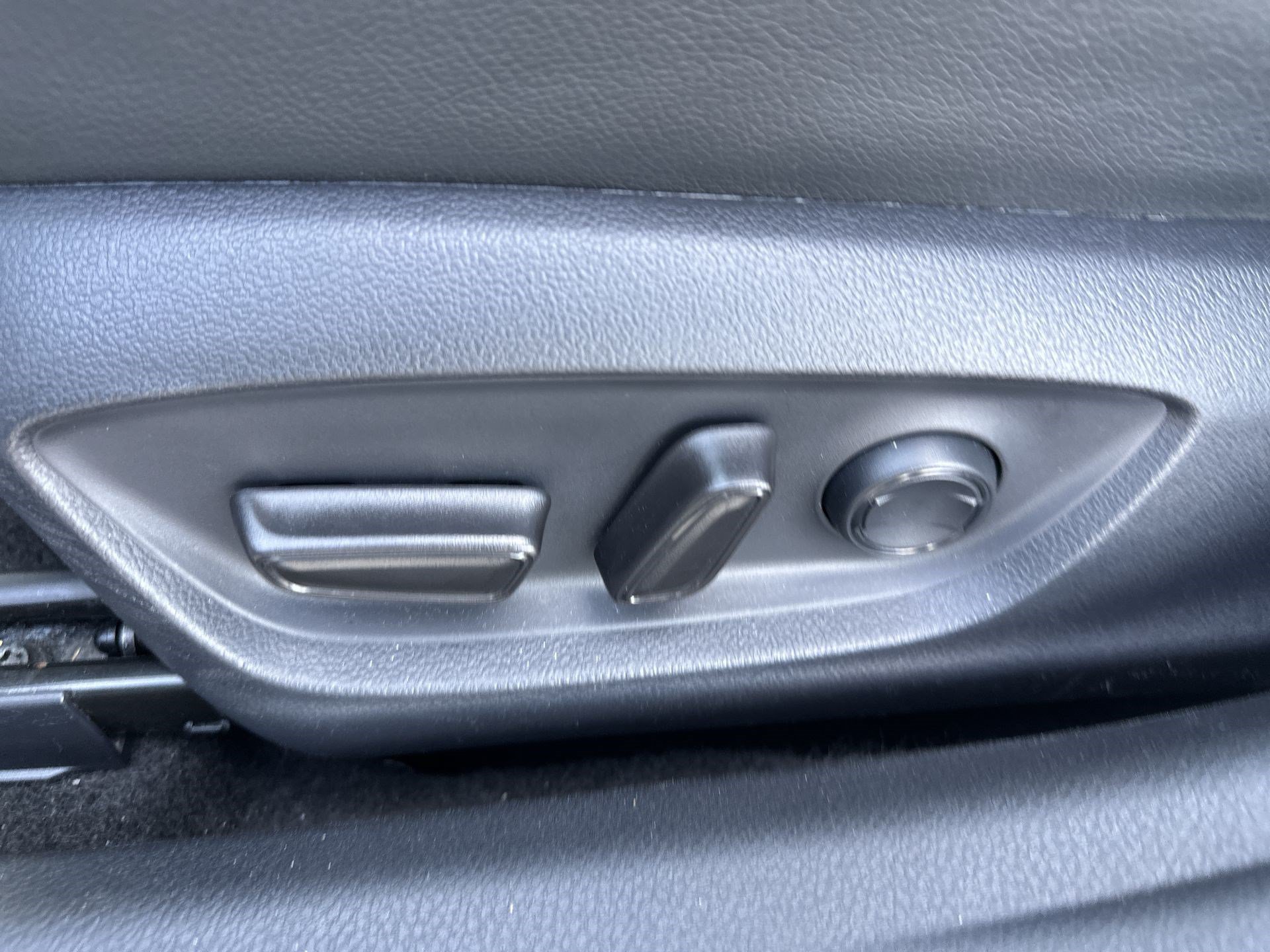 Used 2019 Toyota Camry SE FWD image 14