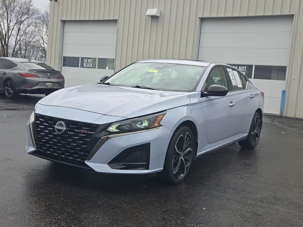 Used 2025 Nissan Altima 2.5 SR w/ SR Premium Package image 3