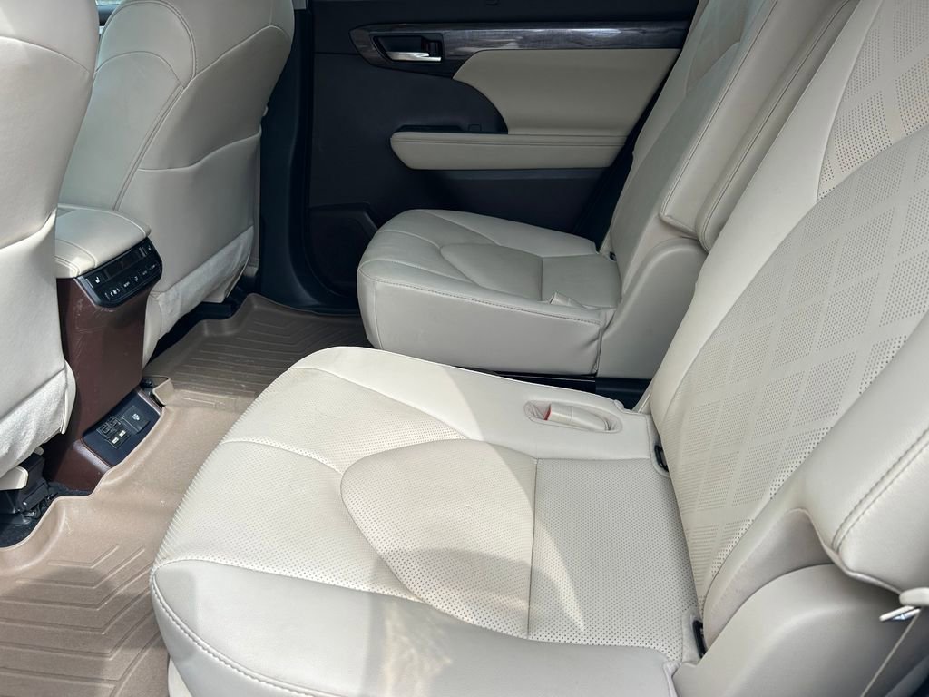 Used 2021 Toyota Highlander Platinum image 17