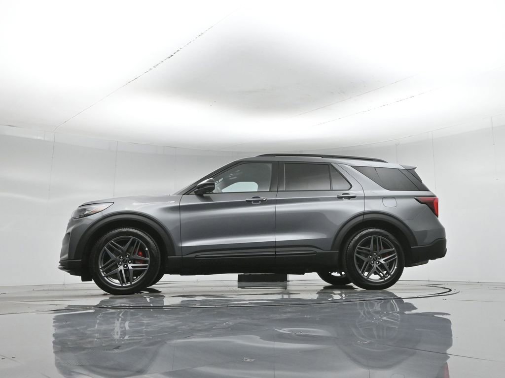 Used 2025 Ford Explorer ST-Line w/ Premium Package image 8