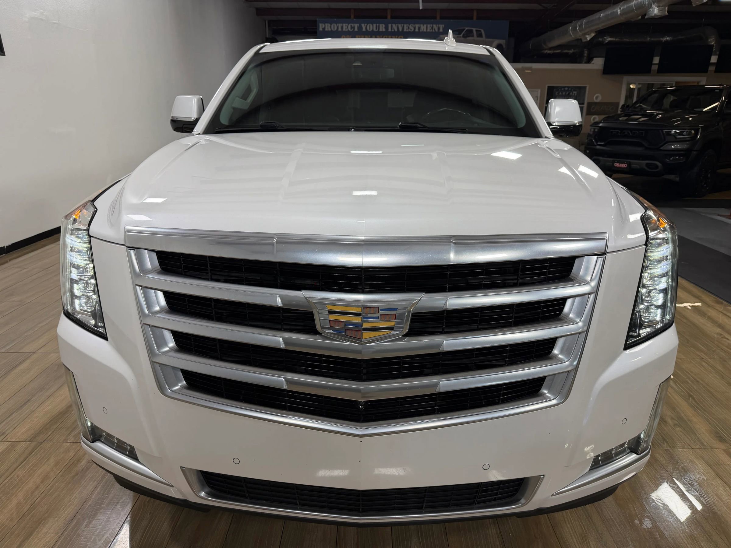 Used 2017 Cadillac Escalade Luxury Sport Utility 4D RWD image 2