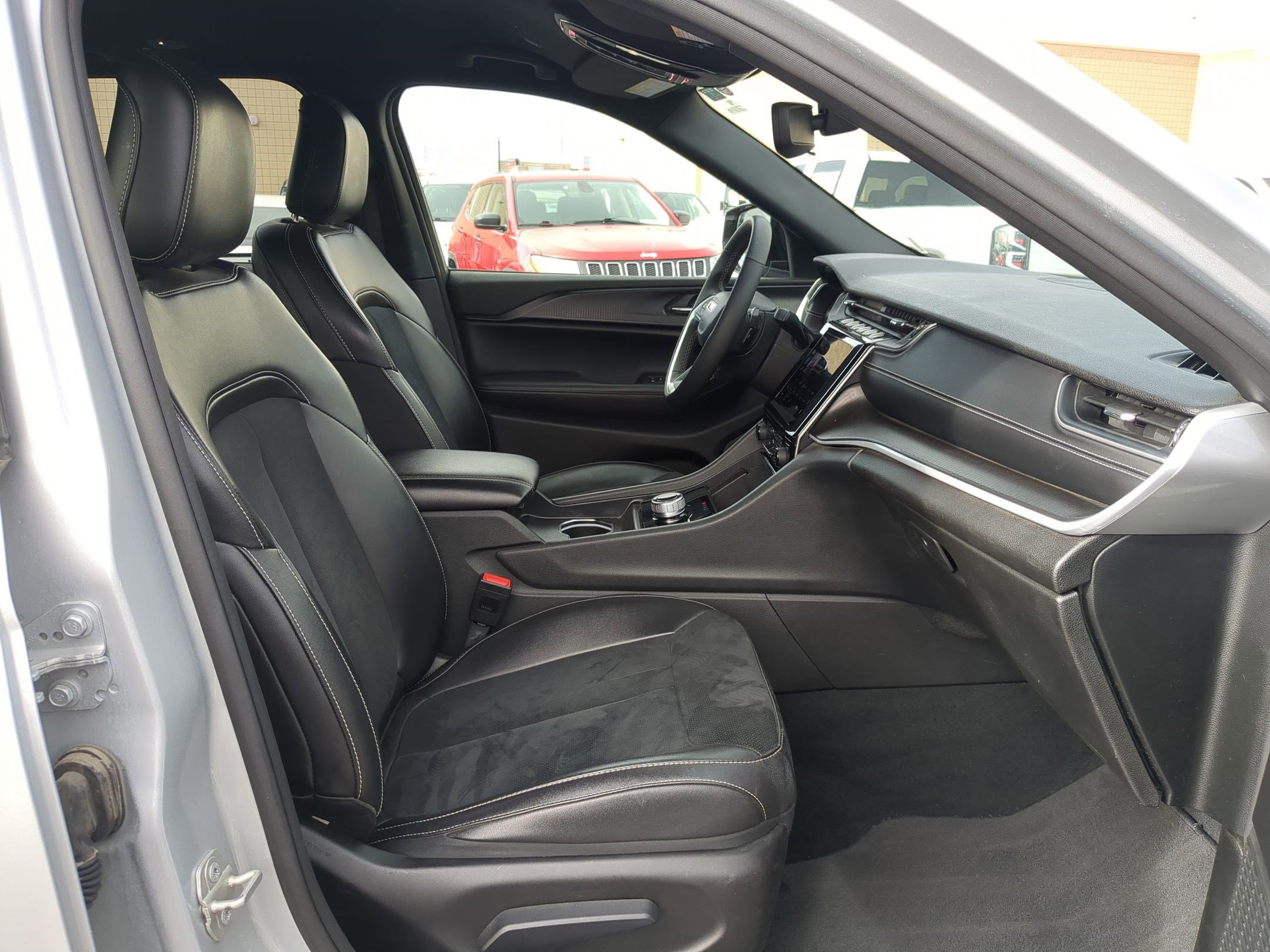 Used 2024 Jeep Grand Cherokee Altitude image 31