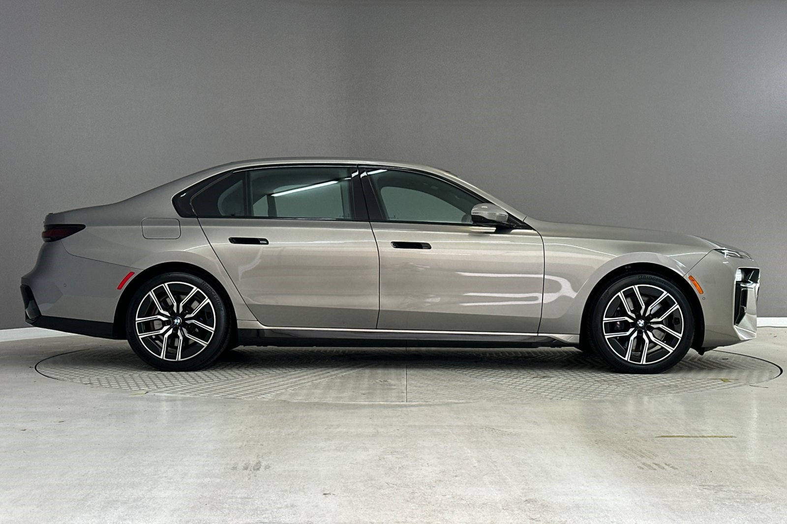 Certified 2023 BMW 740i RWD image 7