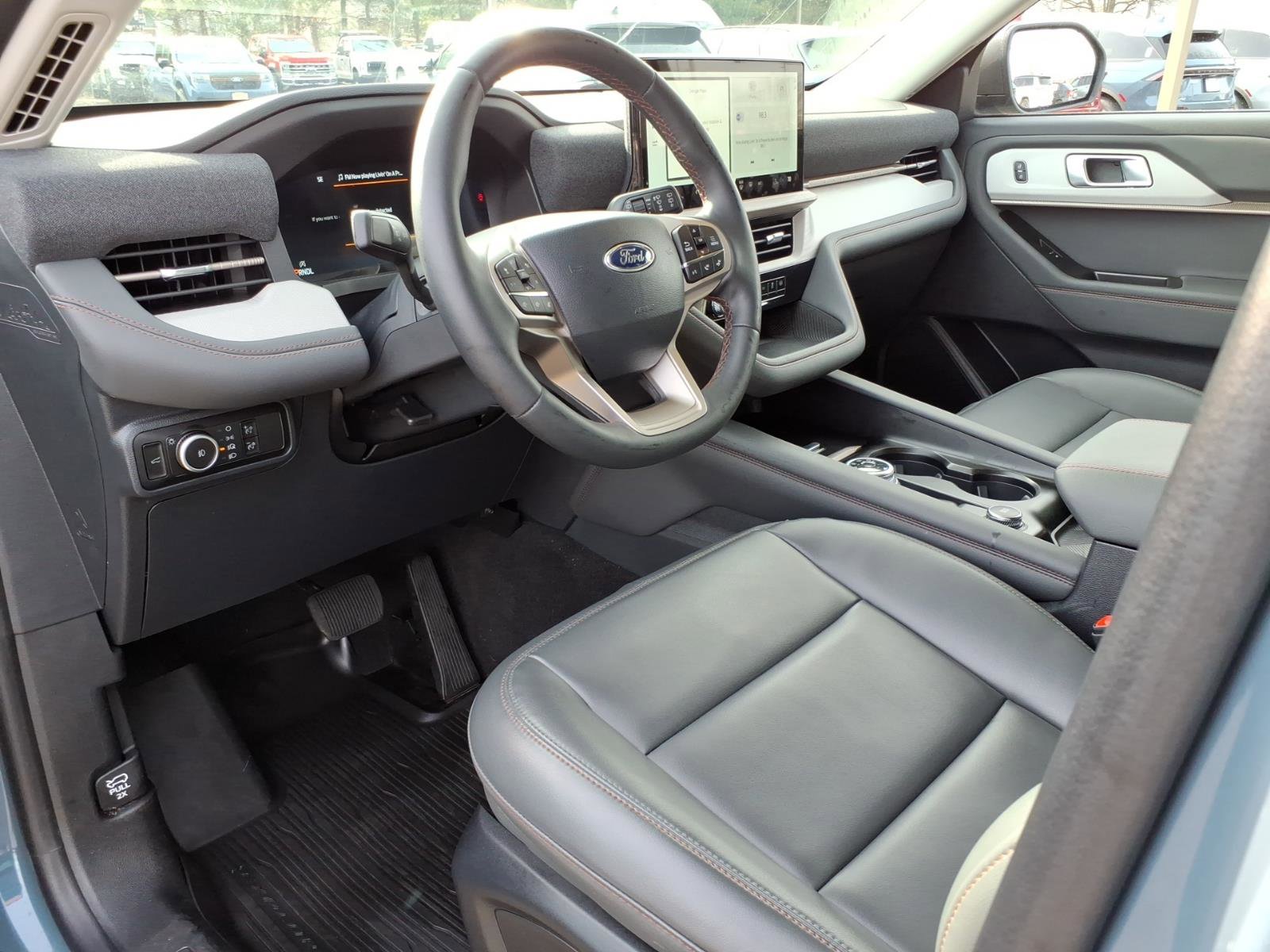 Used 2025 Ford Explorer Active w/ Active Comfort Package AWD/4WD image 14