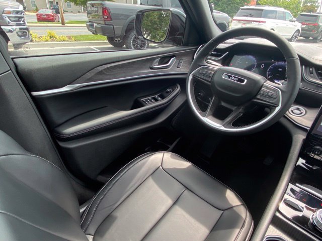 Used 2025 Jeep Grand Cherokee L Limited w/ Black Appearance Package AWD/4WD image 26