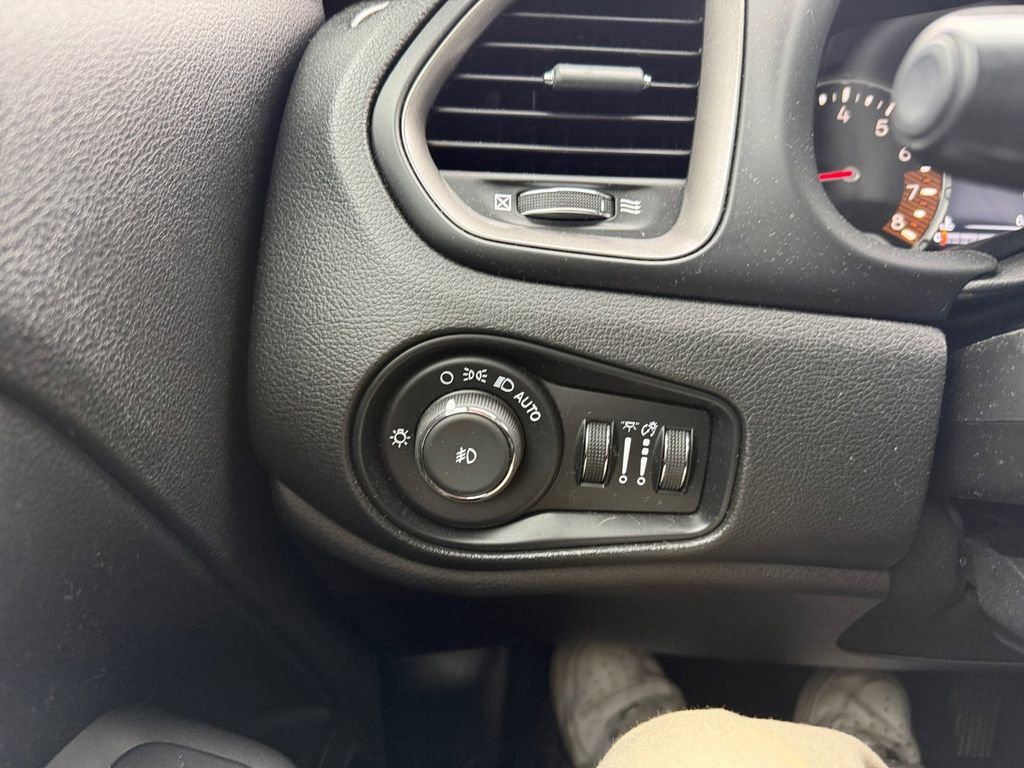 Used 2019 Jeep Renegade Limited w/ Quick Order Package 22P image 29