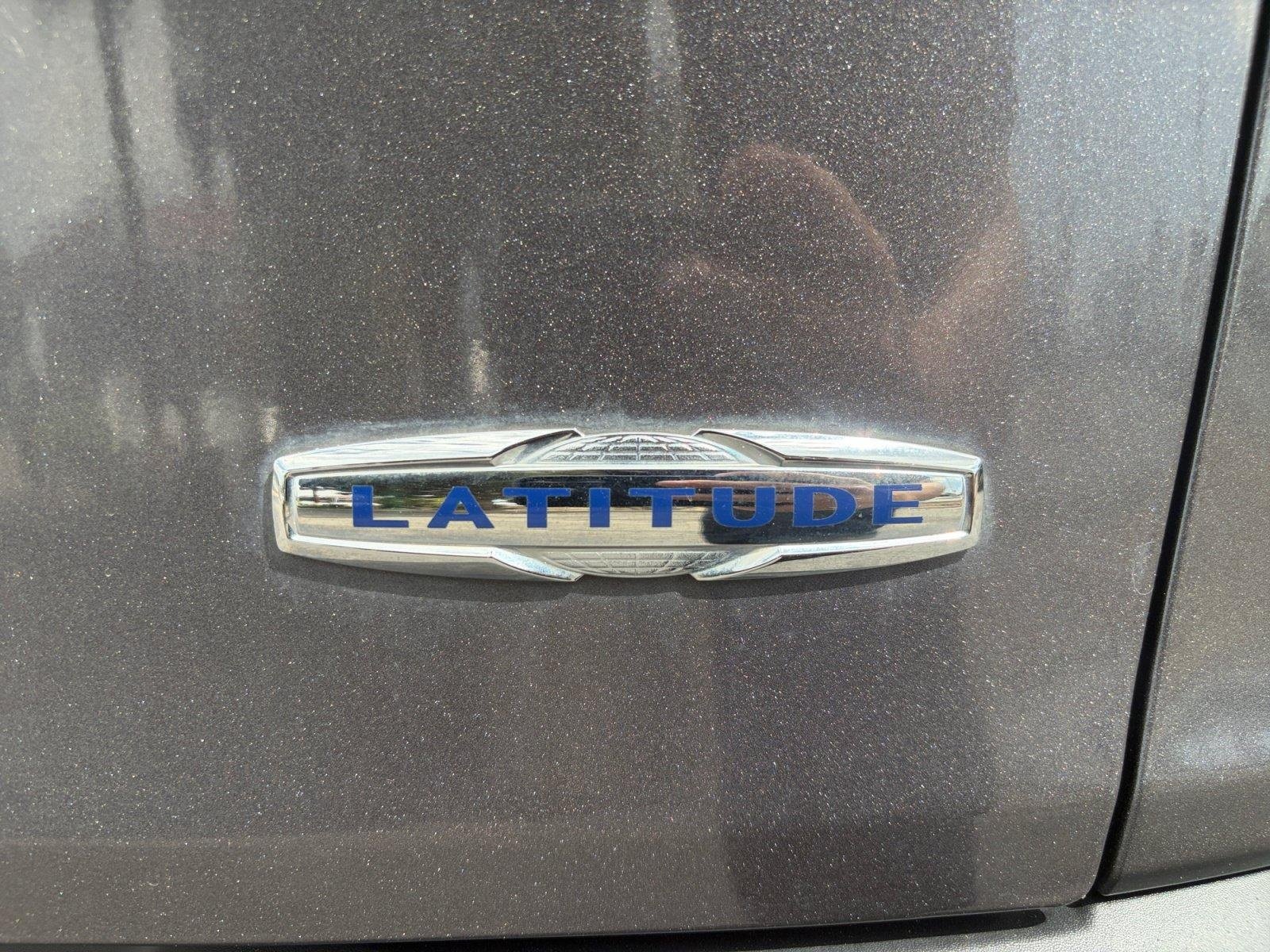 Used 2018 Jeep Cherokee Latitude Plus w/ Cold Weather Group AWD/4WD image 25