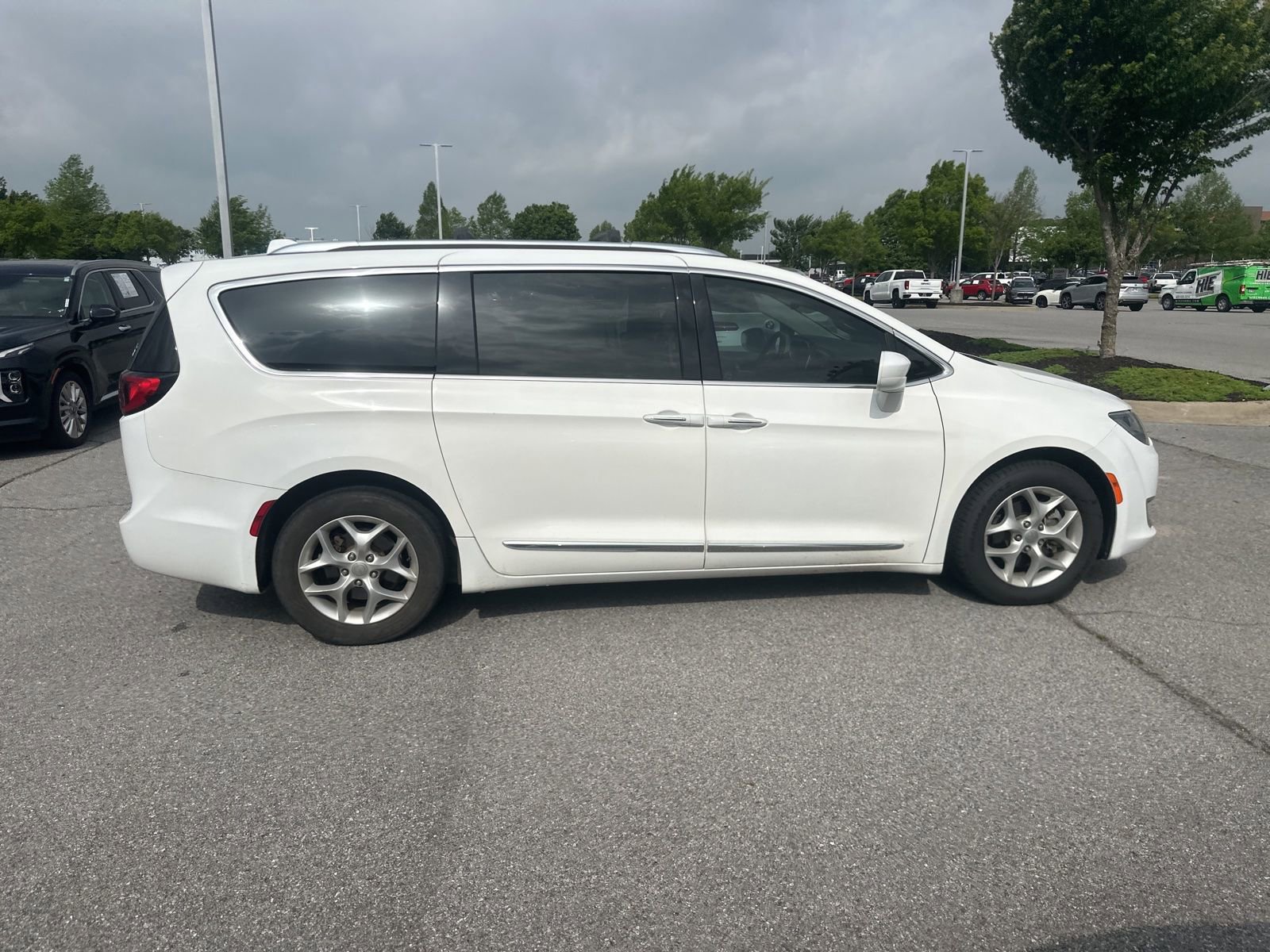 Used 2017 Chrysler Pacifica Touring-L Plus FWD image 4