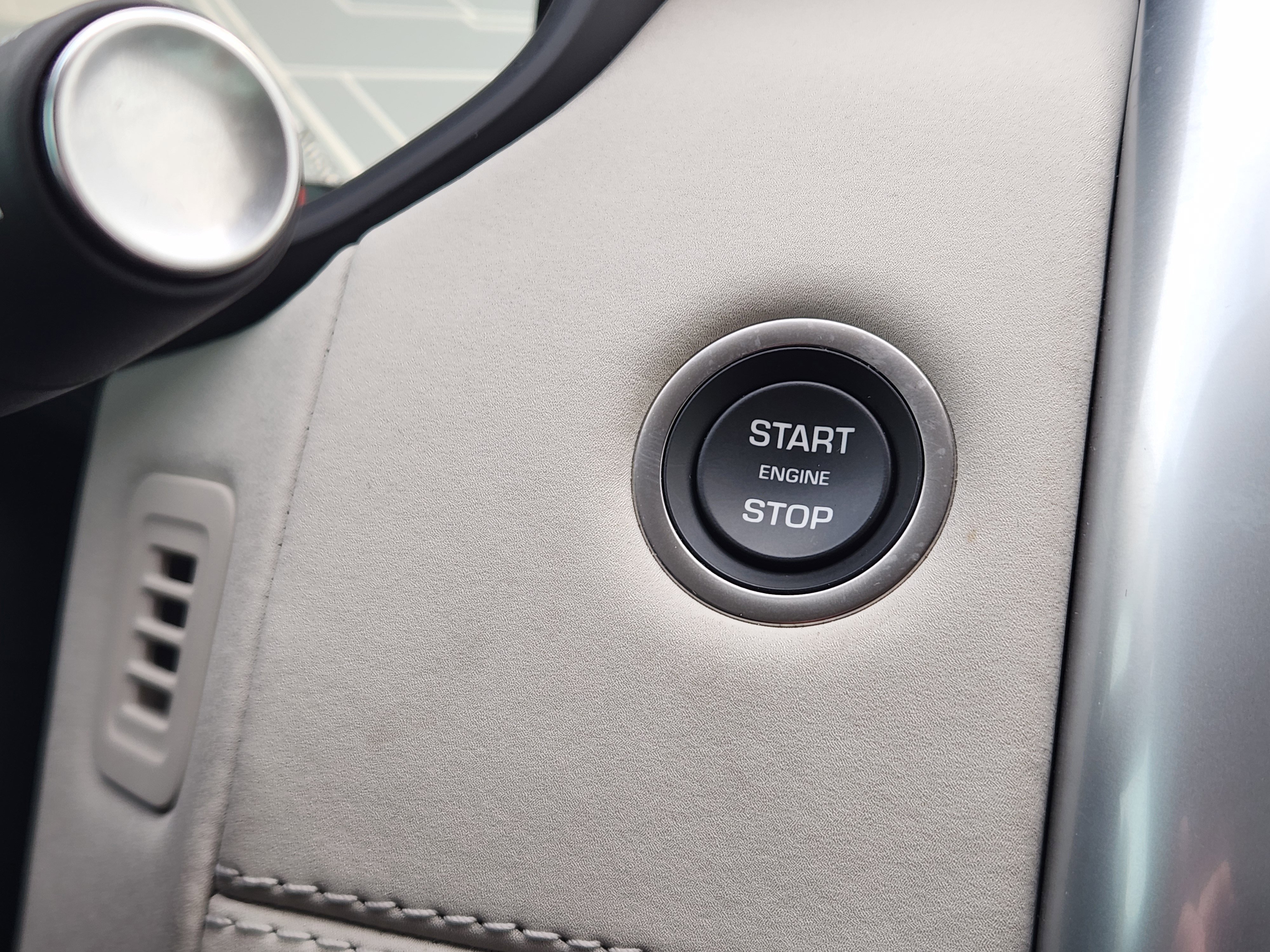 Certified 2025 Land Rover Discovery S image 23