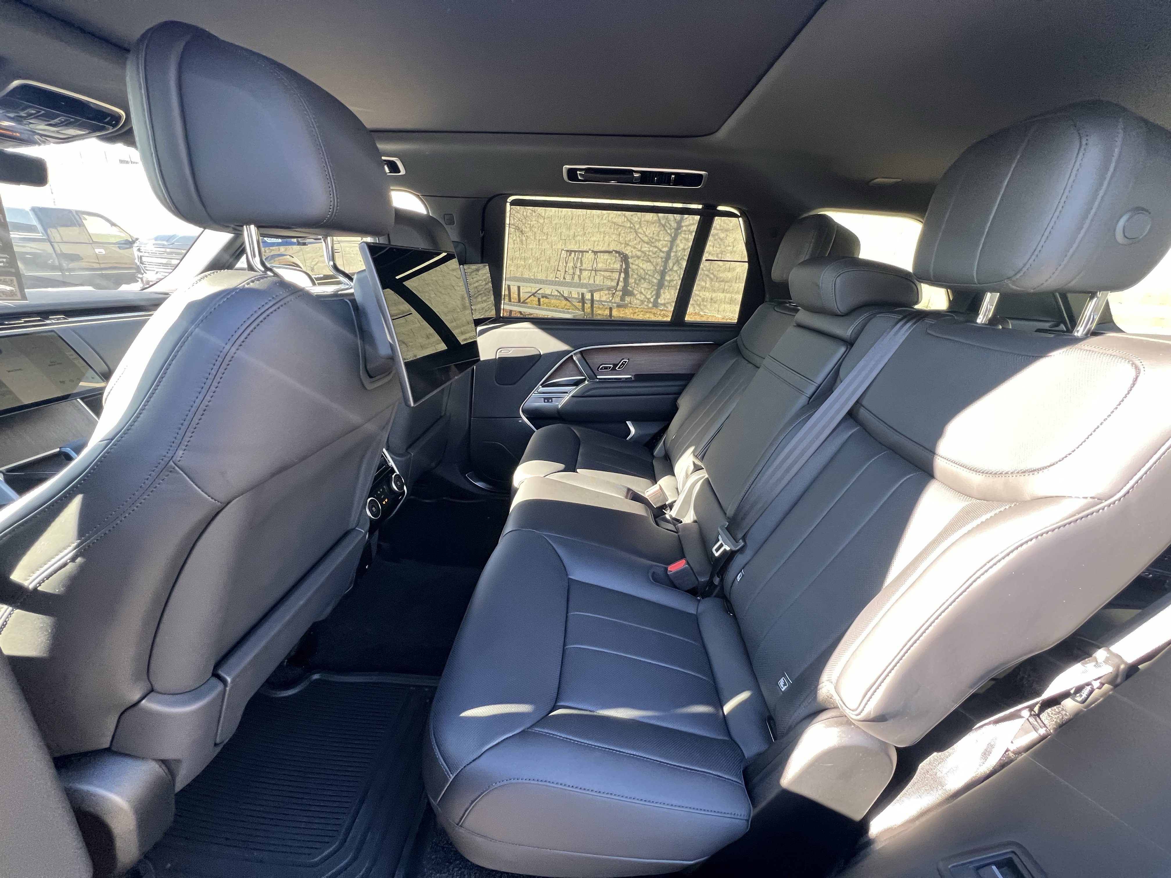 Certified 2025 Land Rover Range Rover Long Wheelbase SE image 31