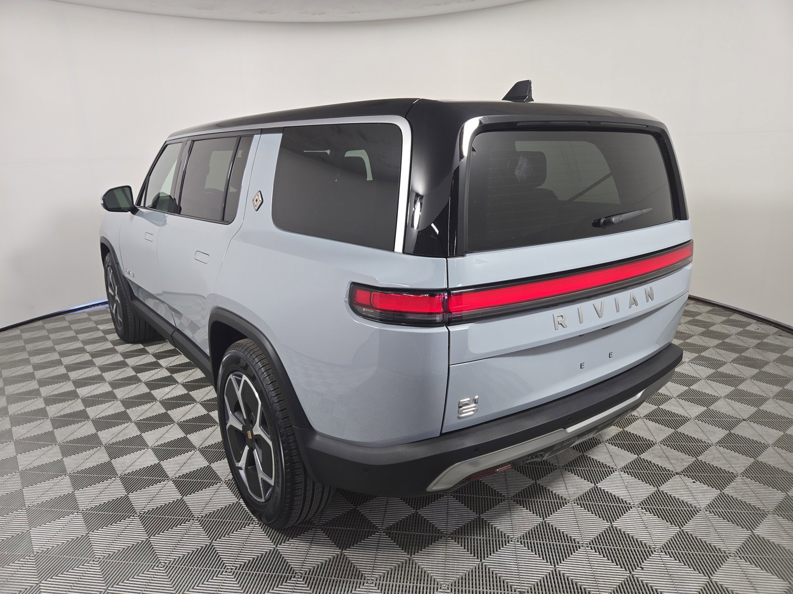 Used 2024 Rivian R1S Adventure image 3