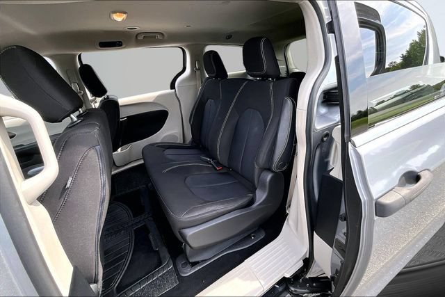 Used 2020 Chrysler Voyager L FWD image 20