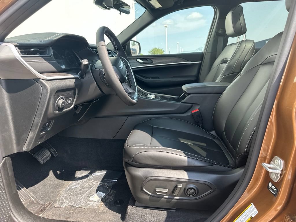New 2026 Jeep Grand Cherokee L Limited w/ Limited Altitude Package AWD/4WD image 11