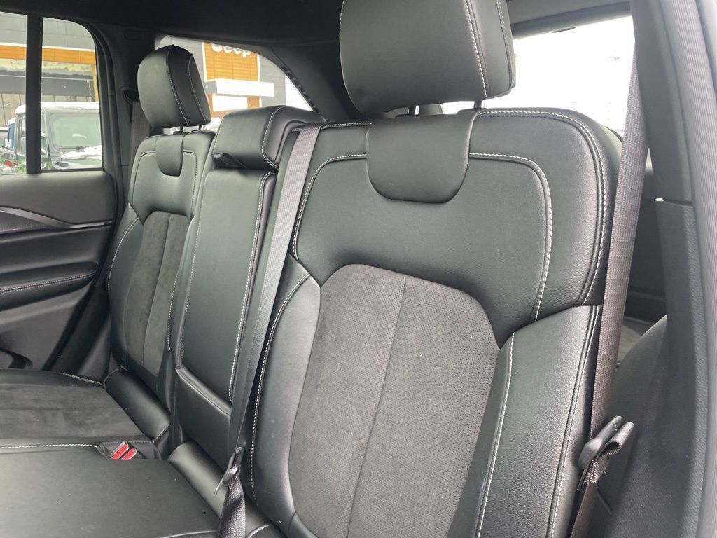 Used 2024 Jeep Grand Cherokee Altitude image 33