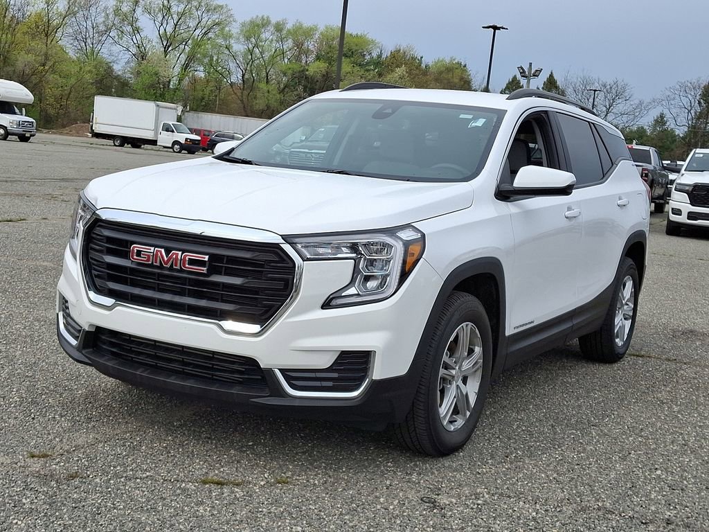 Used 2023 GMC Terrain SLE w/ Driver Convenience Package image 5