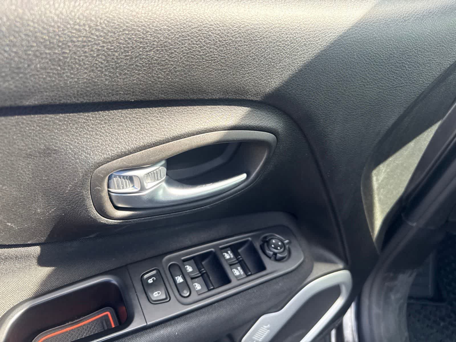 Used 2018 Jeep Renegade Latitude w/ Advanced Technology Group FWD image 19