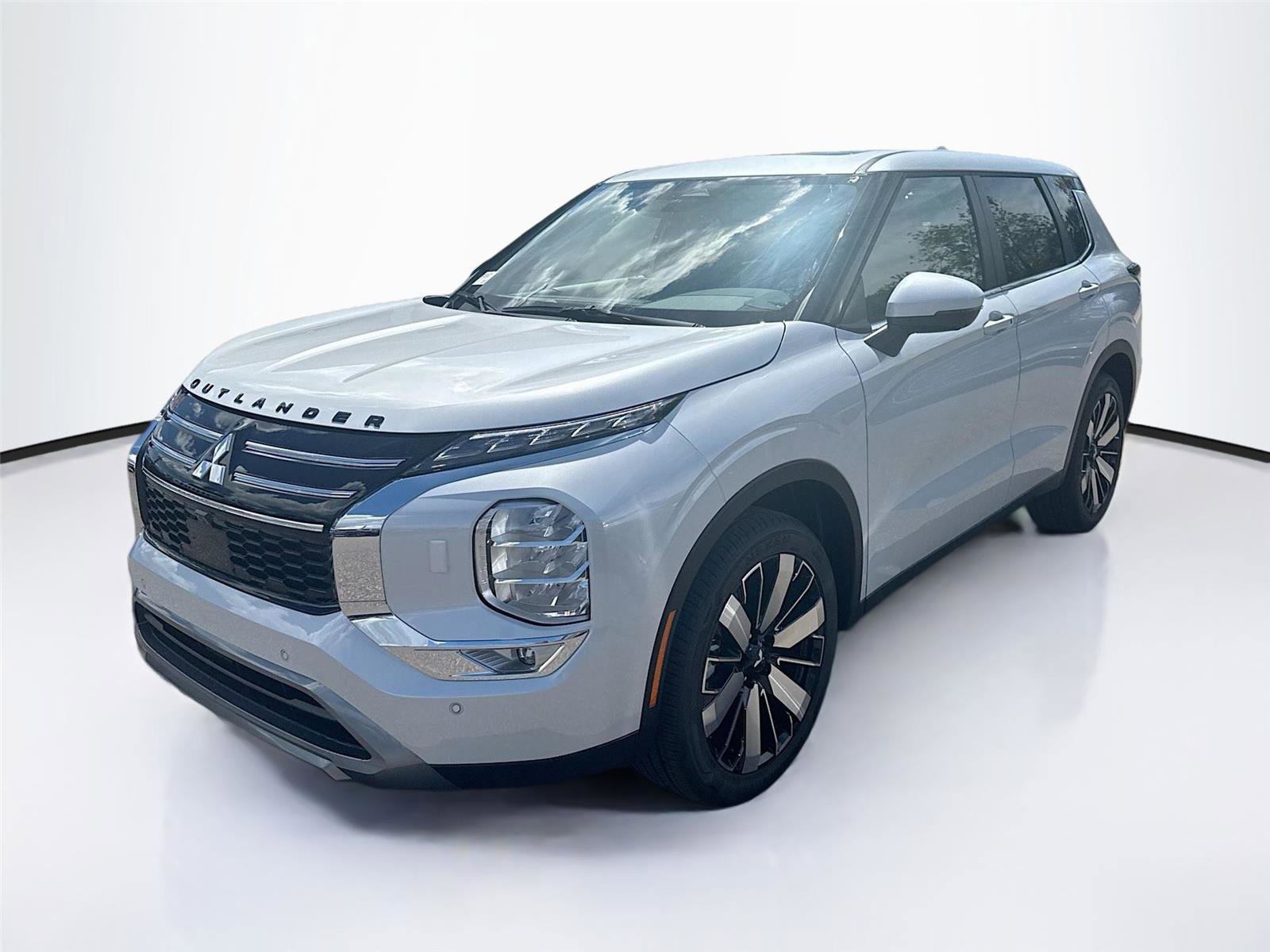 New 2025 Mitsubishi Outlander SE image 3