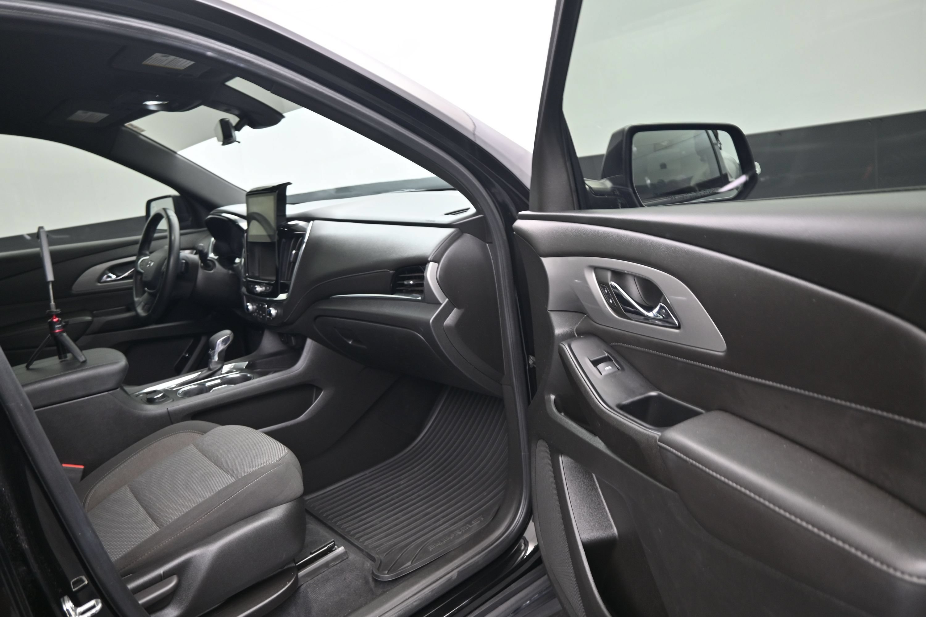 Used 2023 Chevrolet Traverse LT FWD image 12