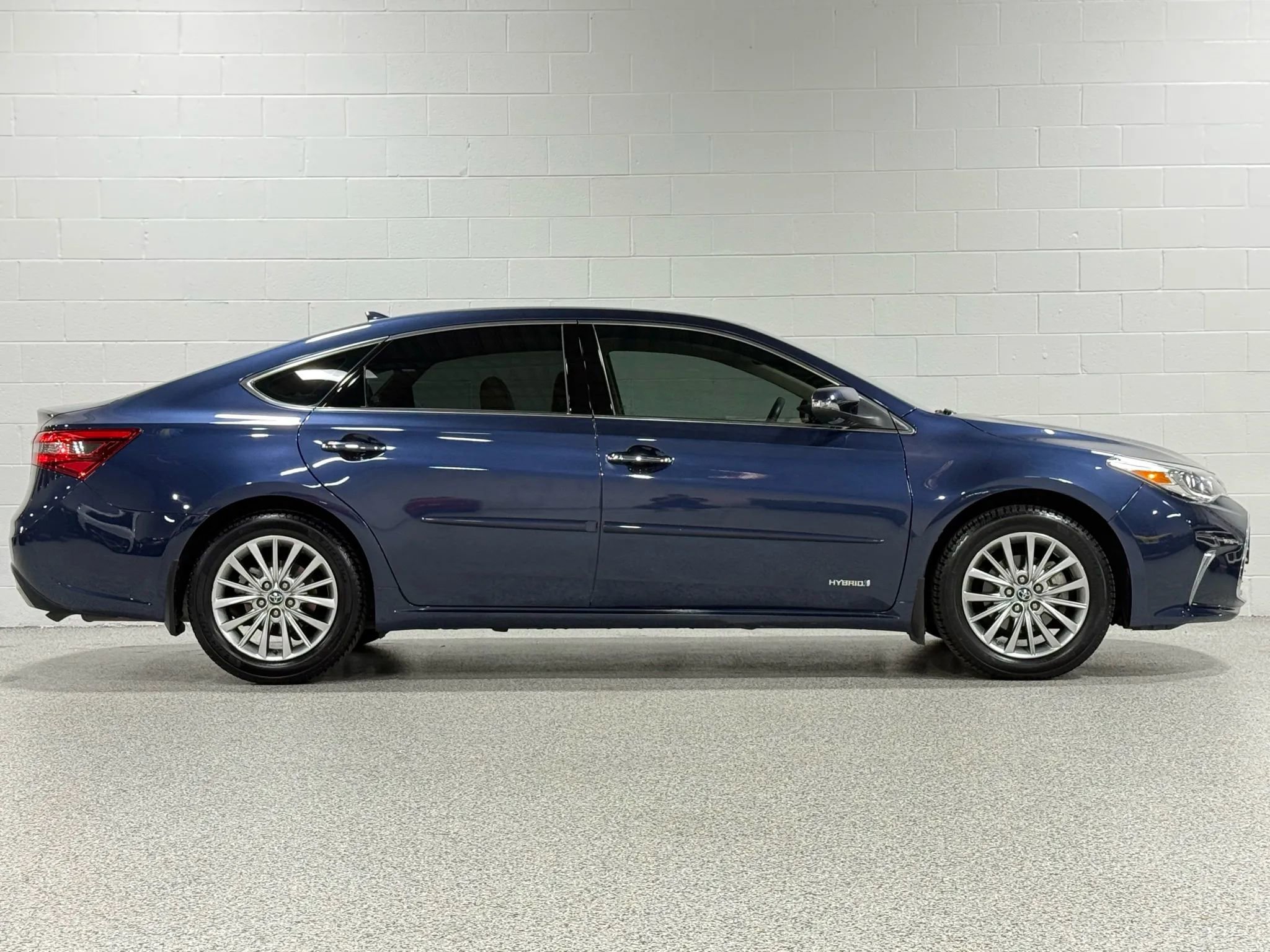 Used 2018 Toyota Avalon Limited image 5