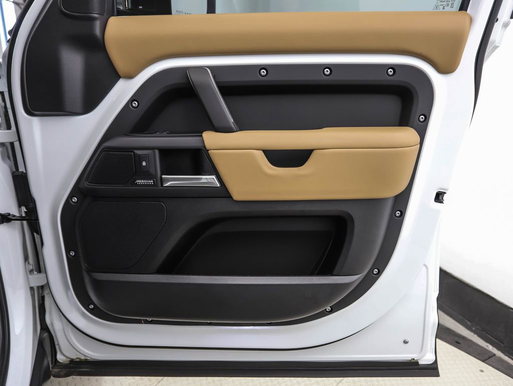 Used 2025 Land Rover Defender 110 X-Dynamic SE image 28