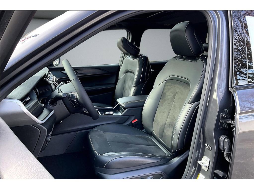 Certified 2025 Jeep Grand Cherokee Altitude image 22