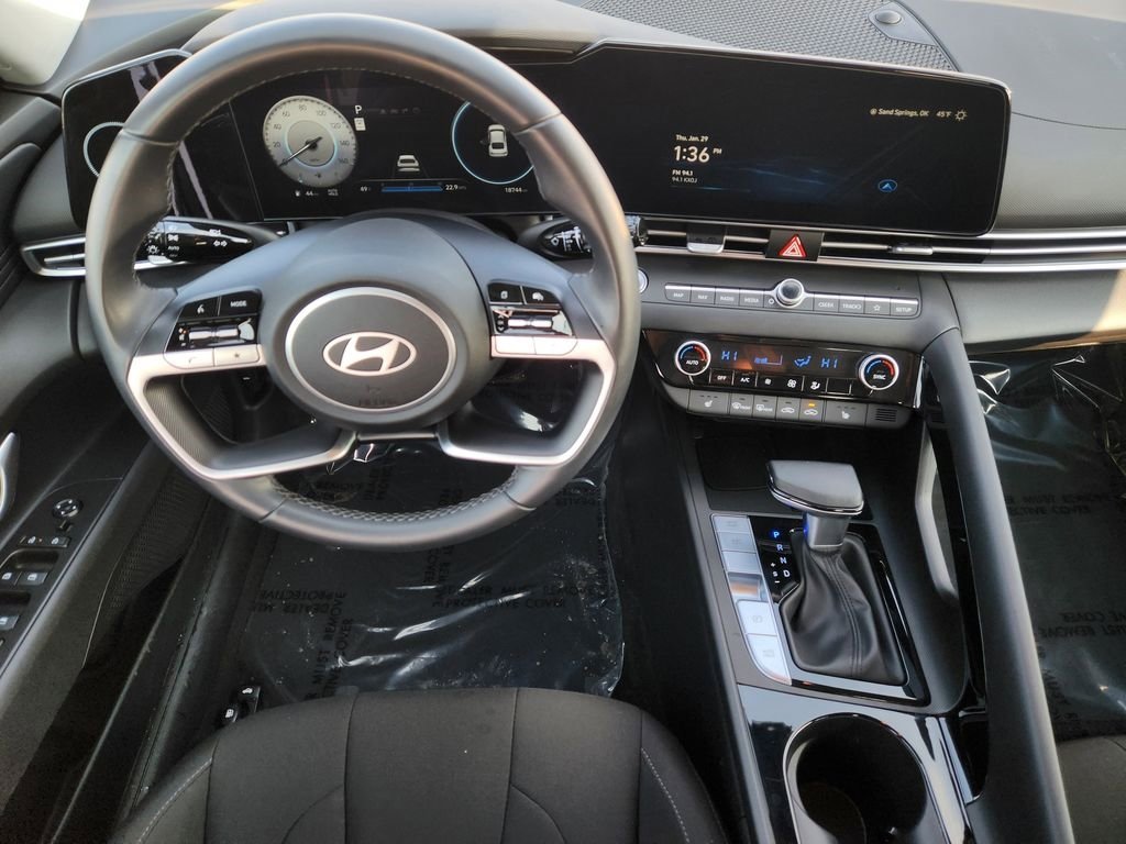 Used 2025 Hyundai Elantra SEL FWD image 27