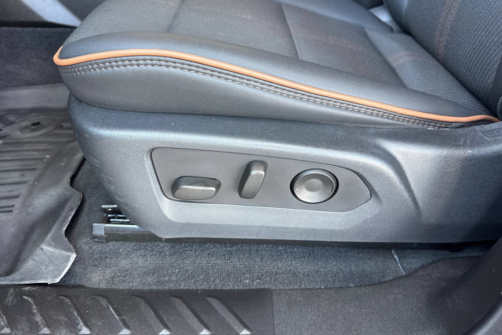 Certified 2025 GMC Canyon AT4 AWD/4WD image 12